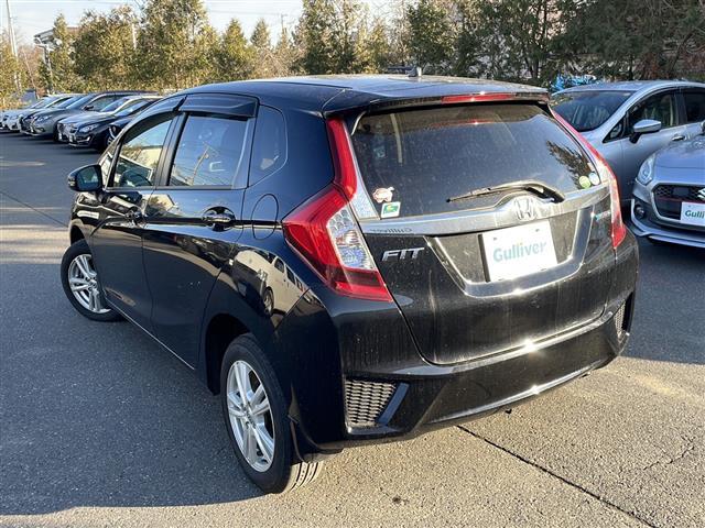 フィットハイブリッド Ｆパッケージ　４ＷＤ　純正オーディオ　ＣＤ／ラジオ／ＵＳＢ／ＡＵＸ　ワイパーデアイザー　ＬＥＤヘッドライト　ミラーヒーター　ＥＴＣ　フロアマット　ドアバイザー（32枚目）