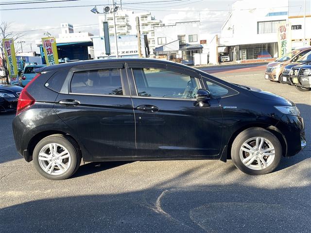 フィットハイブリッド Ｆパッケージ　４ＷＤ　純正オーディオ　ＣＤ／ラジオ／ＵＳＢ／ＡＵＸ　ワイパーデアイザー　ＬＥＤヘッドライト　ミラーヒーター　ＥＴＣ　フロアマット　ドアバイザー（36枚目）