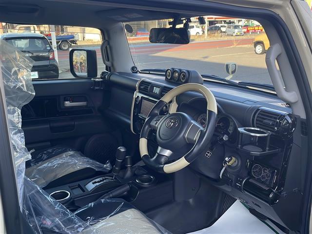 ＦＪクルーザー ファイナルエディション　ＴＲＤフロントスキッドプレート　ＴＲＤマフラー　ＧＩＧＥＡＲリアラダー　ルーフキャリア　社外ＬＥＤヘッドライト　社外バイカラーＬＥＤフォグランプ　社外ステアリング　社外ＳＤナビ（24枚目）