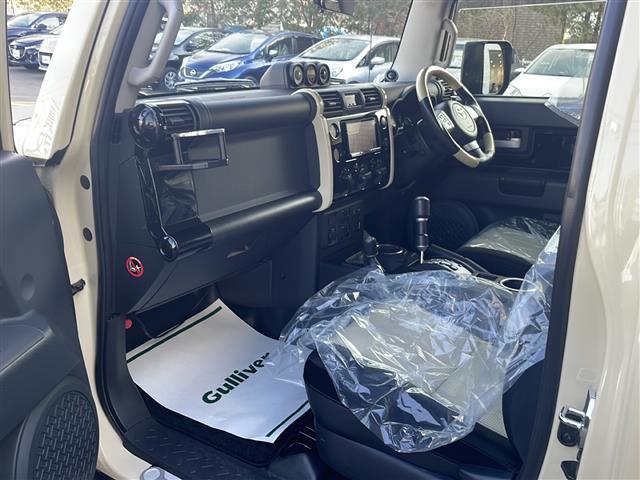 ＦＪクルーザー ファイナルエディション　ＴＲＤフロントスキッドプレート　ＴＲＤマフラー　ＧＩＧＥＡＲリアラダー　ルーフキャリア　社外ＬＥＤヘッドライト　社外バイカラーＬＥＤフォグランプ　社外ステアリング　社外ＳＤナビ（26枚目）