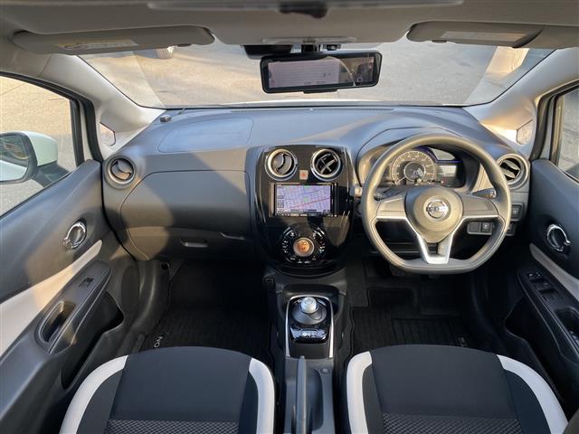 ノート e-パワー B FOUR 4WD 社外ナビ ワンセグ/CD/DVD/BT/ラジオ アラウンドビューカメラ デジタルインナーミラー エマージェンシーブレーキ レーンキープアシスト プッシュスタート スマートキー(2枚目)