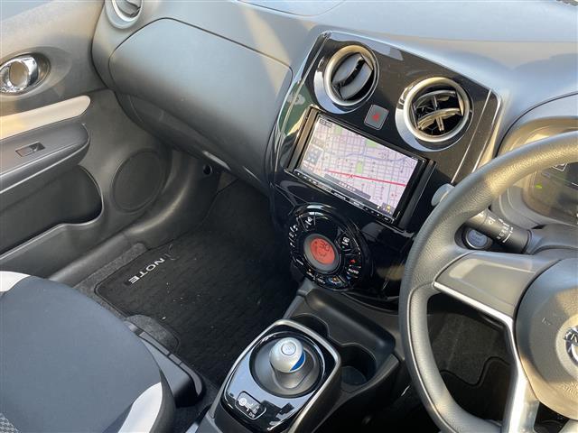 ノート e-パワー B FOUR 4WD 社外ナビ ワンセグ/CD/DVD/BT/ラジオ アラウンドビューカメラ デジタルインナーミラー エマージェンシーブレーキ レーンキープアシスト プッシュスタート スマートキー(7枚目)