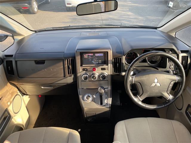 デリカD:5 D パワーパッケージ 4WD 社外ナビ フルセグ/CD/DVD/ラジオ/iPod バックカメラ クルーズコントロール 両側パワースライドドア フロントシートヒーター パドルシフト ETC フロアマット(2枚目)