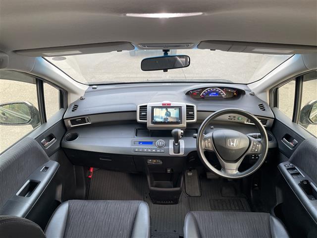 フリード G プレミアムエディション 4WD 社外SDナビ フルセグ/CD/DVD/BT/ラジオ バックカメラ 両側パワースライドドア クルーズコントロール ステアリングスイッチ ワイパーデアイザー ETC スマートキー(2枚目)