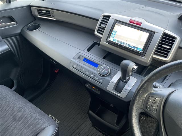 フリード G プレミアムエディション 4WD 社外SDナビ フルセグ/CD/DVD/BT/ラジオ バックカメラ 両側パワースライドドア クルーズコントロール ステアリングスイッチ ワイパーデアイザー ETC スマートキー(6枚目)