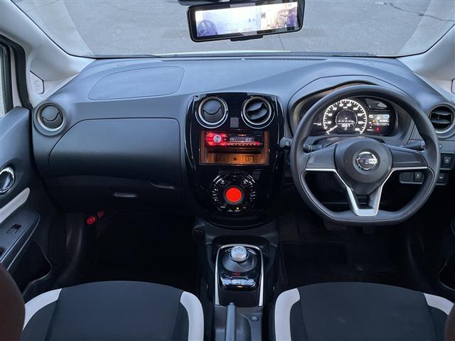 ノート ｅ－パワー　Ｂ　ＦＯＵＲ　４ＷＤ　社外オーディオ　ＣＤ／ＡＵＸ／ラジオ　デジタルインナーミラー　エマージェンシーブレーキ　レーンキープアシスト　オートマチックハイビーム　プッシュスタート　スマートキー　フロアマット（2枚目）