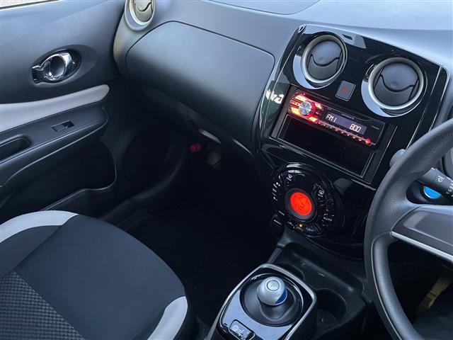 ノート ｅ－パワー　Ｂ　ＦＯＵＲ　４ＷＤ　社外オーディオ　ＣＤ／ＡＵＸ／ラジオ　デジタルインナーミラー　エマージェンシーブレーキ　レーンキープアシスト　オートマチックハイビーム　プッシュスタート　スマートキー　フロアマット（5枚目）