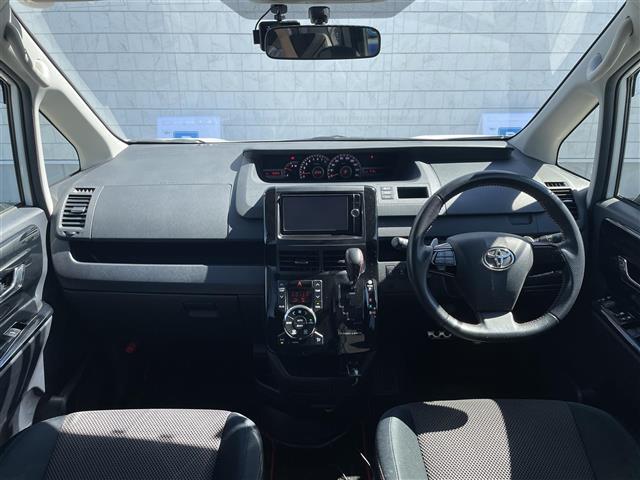 ヴォクシー 　ワンオーナー　Ｇ’ｓ　純正ＳＤメモリーナビ　バックカメラ　フルセグＴＶ　ＣＤ／ＤＶＤ　ＥＴＣ　Ｂｌｕｅｔｏｏｔｈ　両側パワースライドドア　純正フロアマット　社外製１８インチアルミホイール（2枚目）
