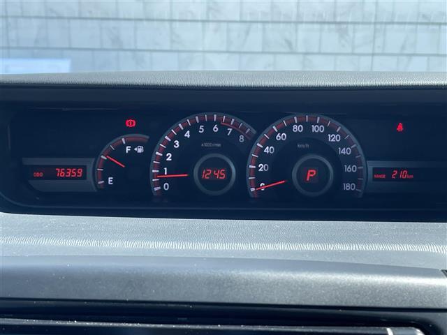 ヴォクシー 　ワンオーナー　Ｇ’ｓ　純正ＳＤメモリーナビ　バックカメラ　フルセグＴＶ　ＣＤ／ＤＶＤ　ＥＴＣ　Ｂｌｕｅｔｏｏｔｈ　両側パワースライドドア　純正フロアマット　社外製１８インチアルミホイール（6枚目）
