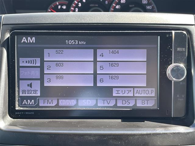 ヴォクシー 　ワンオーナー　Ｇ’ｓ　純正ＳＤメモリーナビ　バックカメラ　フルセグＴＶ　ＣＤ／ＤＶＤ　ＥＴＣ　Ｂｌｕｅｔｏｏｔｈ　両側パワースライドドア　純正フロアマット　社外製１８インチアルミホイール（8枚目）