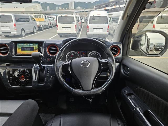 NV350キャラバンバン プレミアムGXロングブラックギア 禁煙車 アラウンドビューモニタ ドラレコ エマージェンシーブレーキ LEDオートライト 社外ナビ フルセグ 片側パワースライドドア 後席用モニタ スマートキー エンジンスイッチ 純正15インチAW(2枚目)