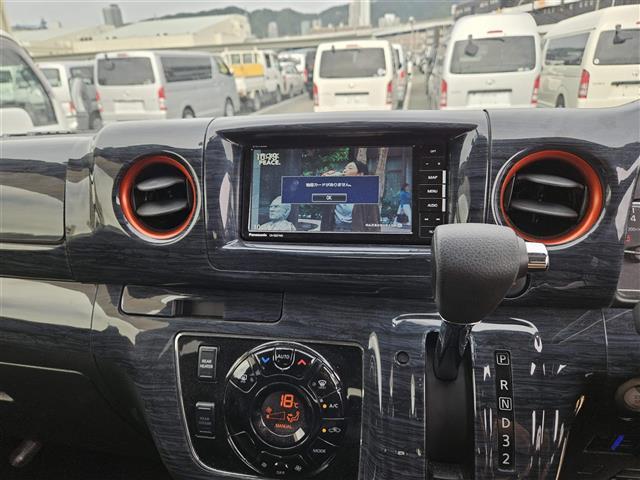 NV350キャラバンバン プレミアムGXロングブラックギア 禁煙車 アラウンドビューモニタ ドラレコ エマージェンシーブレーキ LEDオートライト 社外ナビ フルセグ 片側パワースライドドア 後席用モニタ スマートキー エンジンスイッチ 純正15インチAW(3枚目)