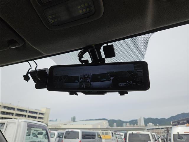 NV350キャラバンバン プレミアムGXロングブラックギア 禁煙車 アラウンドビューモニタ ドラレコ エマージェンシーブレーキ LEDオートライト 社外ナビ フルセグ 片側パワースライドドア 後席用モニタ スマートキー エンジンスイッチ 純正15インチAW(5枚目)