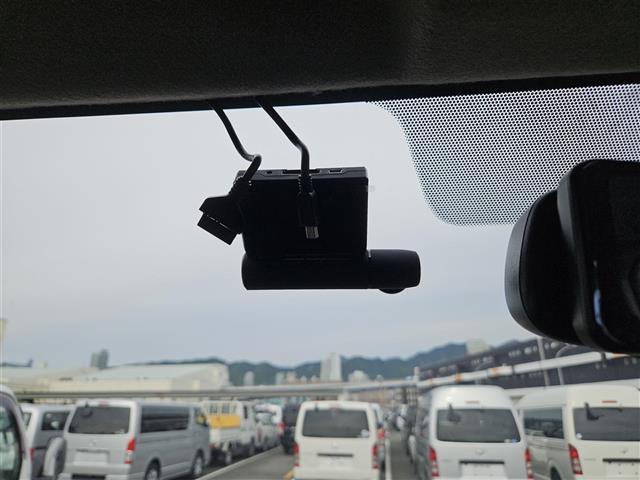 NV350キャラバンバン プレミアムGXロングブラックギア 禁煙車 アラウンドビューモニタ ドラレコ エマージェンシーブレーキ LEDオートライト 社外ナビ フルセグ 片側パワースライドドア 後席用モニタ スマートキー エンジンスイッチ 純正15インチAW(6枚目)