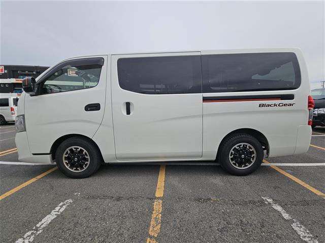 NV350キャラバンバン プレミアムGXロングブラックギア 禁煙車 アラウンドビューモニタ ドラレコ エマージェンシーブレーキ LEDオートライト 社外ナビ フルセグ 片側パワースライドドア 後席用モニタ スマートキー エンジンスイッチ 純正15インチAW(13枚目)