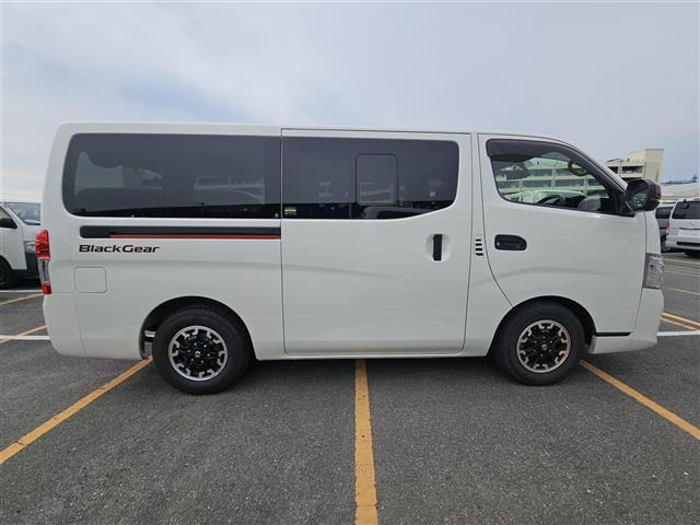 NV350キャラバンバン プレミアムGXロングブラックギア 禁煙車 アラウンドビューモニタ ドラレコ エマージェンシーブレーキ LEDオートライト 社外ナビ フルセグ 片側パワースライドドア 後席用モニタ スマートキー エンジンスイッチ 純正15インチAW(15枚目)