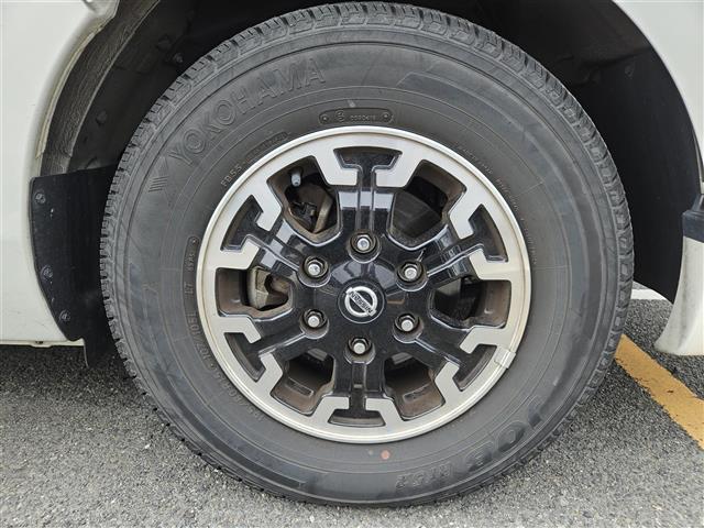 NV350キャラバンバン プレミアムGXロングブラックギア 禁煙車 アラウンドビューモニタ ドラレコ エマージェンシーブレーキ LEDオートライト 社外ナビ フルセグ 片側パワースライドドア 後席用モニタ スマートキー エンジンスイッチ 純正15インチAW(16枚目)