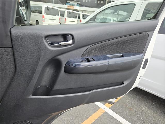 NV350キャラバンバン プレミアムGXロングブラックギア 禁煙車 アラウンドビューモニタ ドラレコ エマージェンシーブレーキ LEDオートライト 社外ナビ フルセグ 片側パワースライドドア 後席用モニタ スマートキー エンジンスイッチ 純正15インチAW(22枚目)