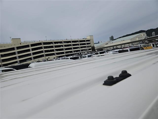 NV350キャラバンバン プレミアムGXロングブラックギア 禁煙車 アラウンドビューモニタ ドラレコ エマージェンシーブレーキ LEDオートライト 社外ナビ フルセグ 片側パワースライドドア 後席用モニタ スマートキー エンジンスイッチ 純正15インチAW(35枚目)