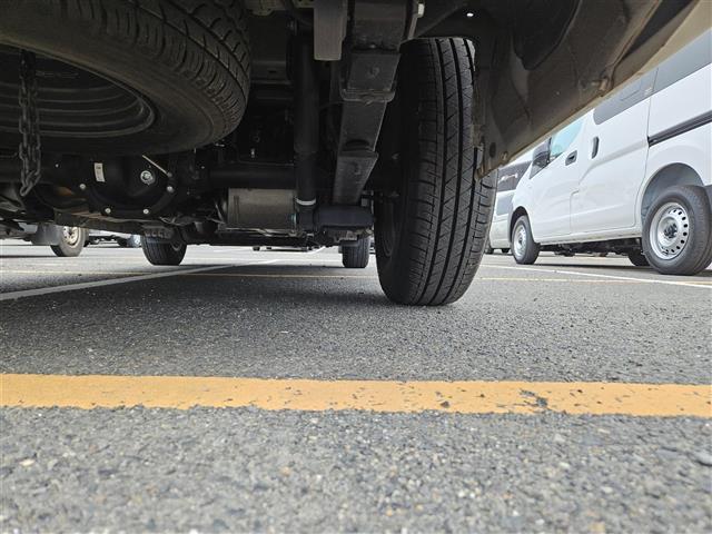 NV350キャラバンバン プレミアムGXロングブラックギア 禁煙車 アラウンドビューモニタ ドラレコ エマージェンシーブレーキ LEDオートライト 社外ナビ フルセグ 片側パワースライドドア 後席用モニタ スマートキー エンジンスイッチ 純正15インチAW(37枚目)