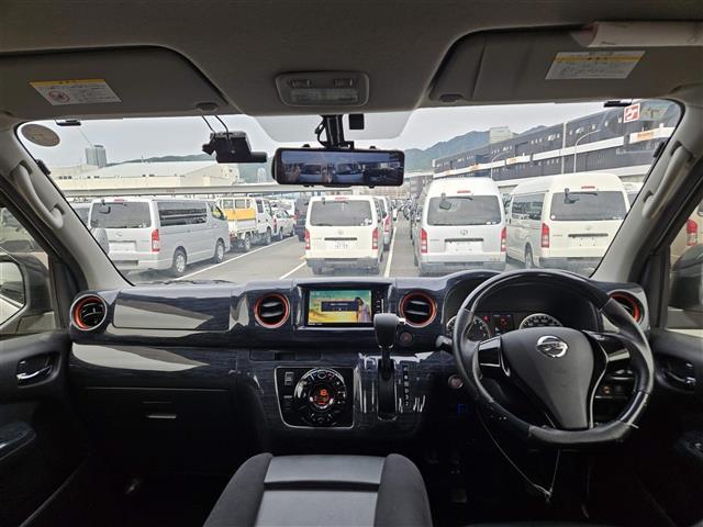 NV350キャラバンバン プレミアムGXロングブラックギア 禁煙車 アラウンドビューモニタ ドラレコ エマージェンシーブレーキ LEDオートライト 社外ナビ フルセグ 片側パワースライドドア 後席用モニタ スマートキー エンジンスイッチ 純正15インチAW(40枚目)
