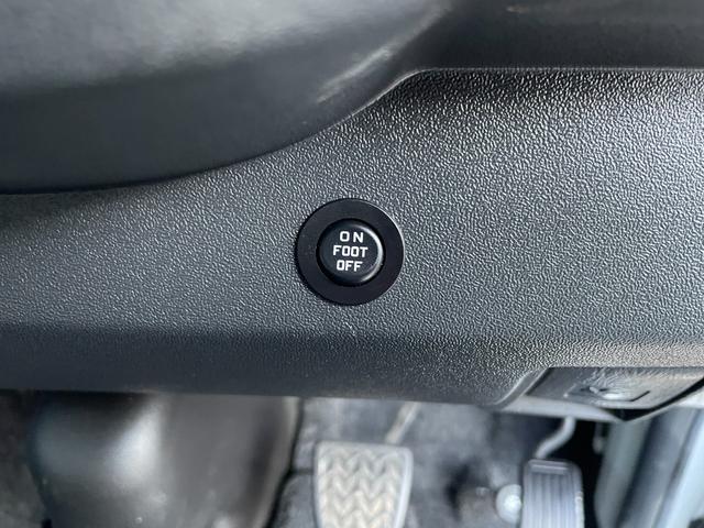 ハイエースバン スーパーGL ダーク プライムII 禁煙車 バックカメラ ドラレコ 衝突被害軽減 車線逸脱防止支援 LEDヘッドランプ オートライト 純正ナビ 両側パワスラ ビルトインETC2.0 ハーフレザーシート 社外15インチAW スマートキー(14枚目)