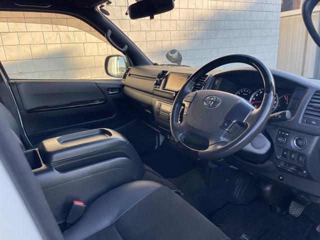 ハイエースバン スーパーGL ダーク プライムII 禁煙車 バックカメラ ドラレコ 衝突被害軽減 車線逸脱防止支援 LEDヘッドランプ オートライト 純正ナビ 両側パワスラ ビルトインETC2.0 ハーフレザーシート 社外15インチAW スマートキー(23枚目)