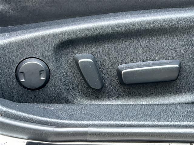 クラウンハイブリッド アスリートＳ　純正ナビ　バックカメラ　Ｂｌｕｅｔｏｏｔｈ　フルセグＴＶ　レザーシート　シートヒーター　エアーシート　パワーシート　クルーズコントロール　ＥＴＣ　前後ドラレコ　前後コーナーセンサー　ハンドルヒーター（18枚目）