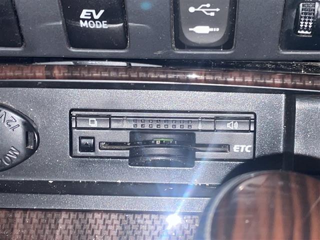カムリ ハイブリッド　レザーパッケージ　純正ナビ／レザーシート／衝突軽減ブレーキ／バックカメラ／ＥＴＣ／ＬＥＤヘッドライト／レーンキープアシスト／横滑り防止装置／パワーシート／純正フロアマット／純正１５インチＡＷ（16枚目）