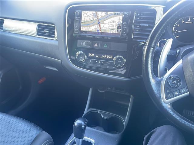 アウトランダー ２４Ｇナビパッケージ　ｅ－Ａｓｓｉｓｔ　純正ナビ　フルセグ／ＣＤ／ＤＶＤ／ＳＤ／ＢＴ／ＵＳＢ／ｉＰｏｄ　バックカメラ　ＥＴＣ　パドルシフト　レーダークルーズコントロール　電動リアゲート　オートライト　夏タイヤ積込み（6枚目）