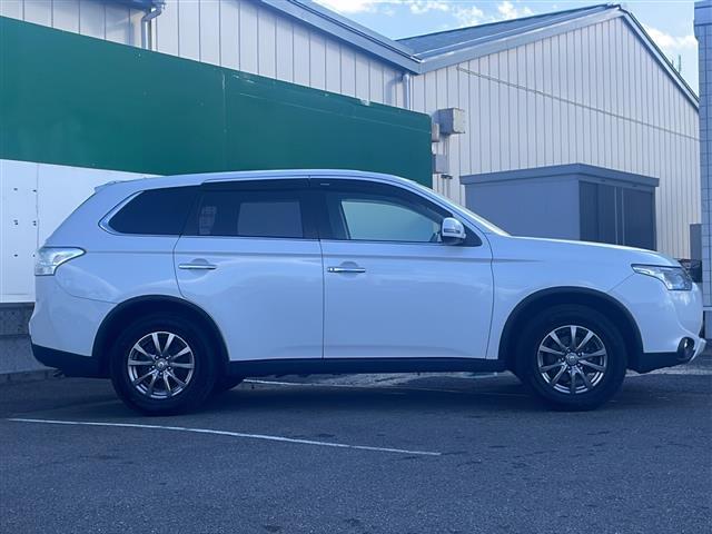 アウトランダー ２４Ｇナビパッケージ　ｅ－Ａｓｓｉｓｔ　純正ナビ　フルセグ／ＣＤ／ＤＶＤ／ＳＤ／ＢＴ／ＵＳＢ／ｉＰｏｄ　バックカメラ　ＥＴＣ　パドルシフト　レーダークルーズコントロール　電動リアゲート　オートライト　夏タイヤ積込み（32枚目）