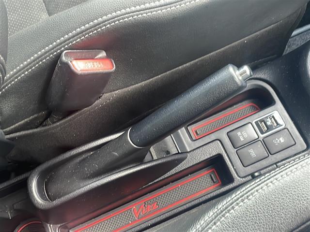ヴィッツ ＧＲスポーツ　ワンオーナー／衝突軽減ブレーキ／社外ＳＤナビ／ＬＥＤヘッドライト／ＥＴＣ／レーンキープアシスト／ドライブレコーダー／純正フロアマット／社外１７インチＡＷ（10枚目）