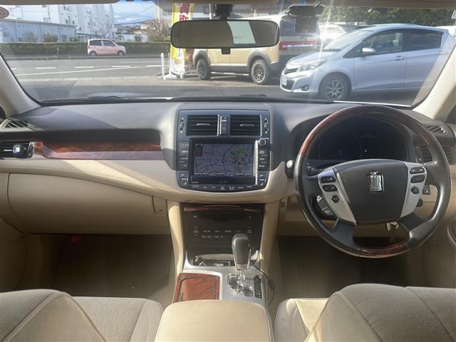 クラウン ２．５ロイヤルサルーンｉ－Ｆｏｕｒ　プレミアムＥＤ　純正ＨＤＤナビ　フルセグ／ＵＳＢ／ＡＵＸ／ＣＤ／ＤＶＤ／ＦＭ／ＡＭ　バックカメラ　ビルトインＥＴＣ　パワーシート　メモリーシート　クルーズコントロール　パーキングセンサー　リアウィンドウ電動シェード（2枚目）