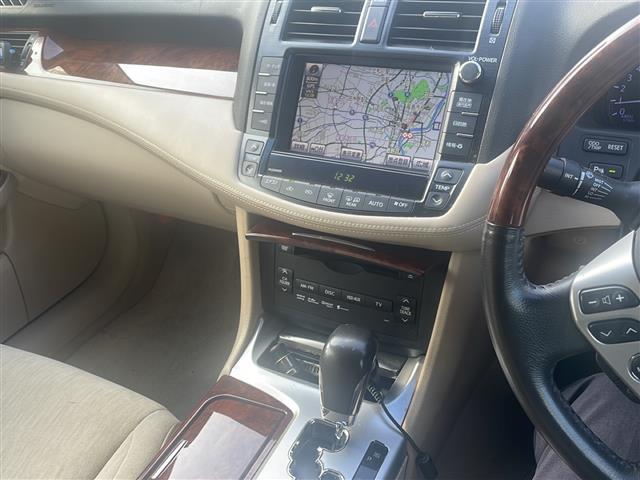 クラウン ２．５ロイヤルサルーンｉ－Ｆｏｕｒ　プレミアムＥＤ　純正ＨＤＤナビ　フルセグ／ＵＳＢ／ＡＵＸ／ＣＤ／ＤＶＤ／ＦＭ／ＡＭ　バックカメラ　ビルトインＥＴＣ　パワーシート　メモリーシート　クルーズコントロール　パーキングセンサー　リアウィンドウ電動シェード（6枚目）