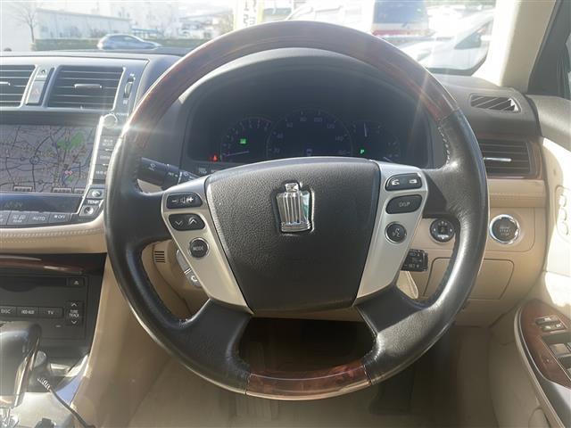 クラウン ２．５ロイヤルサルーンｉ－Ｆｏｕｒ　プレミアムＥＤ　純正ＨＤＤナビ　フルセグ／ＵＳＢ／ＡＵＸ／ＣＤ／ＤＶＤ／ＦＭ／ＡＭ　バックカメラ　ビルトインＥＴＣ　パワーシート　メモリーシート　クルーズコントロール　パーキングセンサー　リアウィンドウ電動シェード（8枚目）