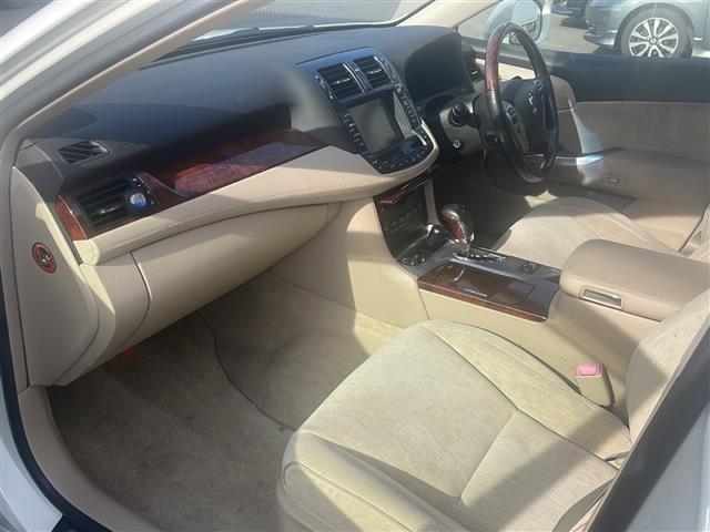 クラウン ２．５ロイヤルサルーンｉ－Ｆｏｕｒ　プレミアムＥＤ　純正ＨＤＤナビ　フルセグ／ＵＳＢ／ＡＵＸ／ＣＤ／ＤＶＤ／ＦＭ／ＡＭ　バックカメラ　ビルトインＥＴＣ　パワーシート　メモリーシート　クルーズコントロール　パーキングセンサー　リアウィンドウ電動シェード（26枚目）