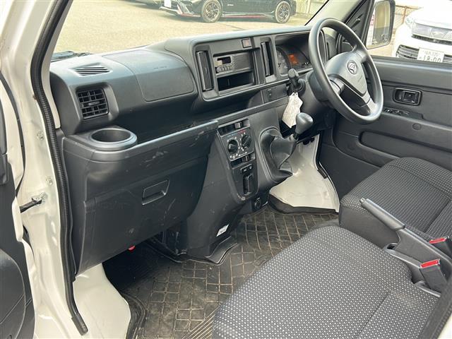 ハイゼットカーゴ DX SA III スマートアシスト FM/AM 4WD 両側スライドドア アイドリングストップ リモコンキー LEDヘッドライト ヘッドライトレベライザー オートマチックハイビーム 純正フロアマット 純正ドアバイザー(17枚目)