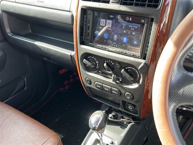 ジムニー ランドベンチャー　社外ナビ　ＢＴ／ＳＤ／ＵＳＢ／ＡＵＸ／ＣａｒＰｌａｙ／ＡｎｄｒｏｉｄＡｕｔｏ／ＦＭ／ＡＭ　ＥＴＣ　Ｄ席シートヒーター　シガーライター　革ハンドル　スペアキー　フォグランプ　純正フロアマット（4枚目）
