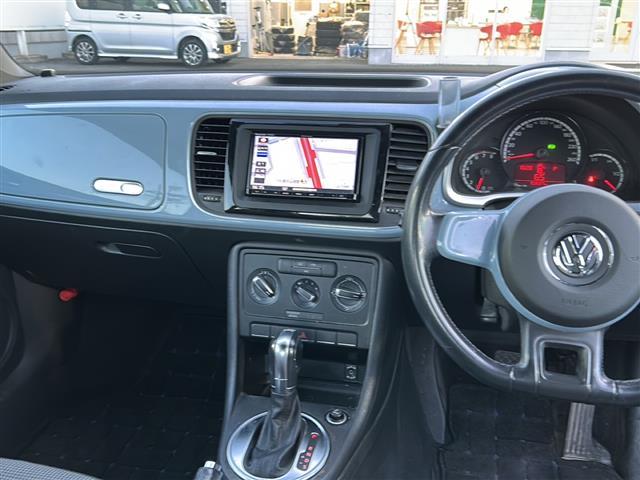 ザ・ビートル デザイン　社外ナビゲーション　フルセグＴＶ／ＢＴ／ＳＤ／ＣＤ／ＤＶＤ／ＡＵＸ／ＦＭ／ＡＭ　革張りステアリング　クルーズコントロール　ＭＴモード付ＡＴ　シガーライター　電動格納ミラー　ウィンカーミラー　フォグ（3枚目）