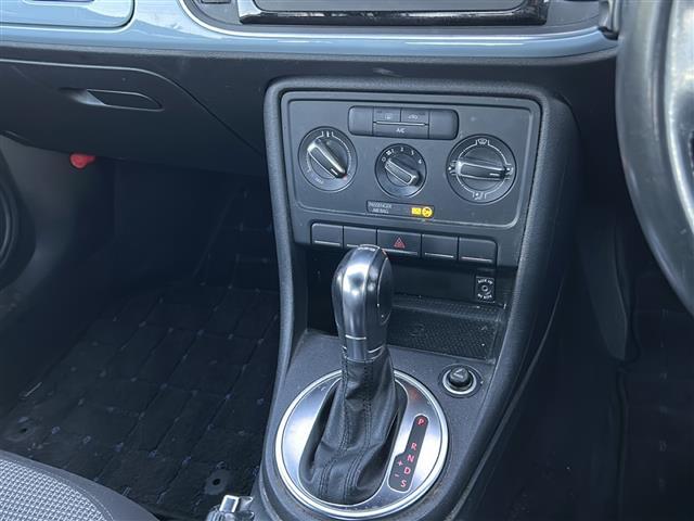 ザ・ビートル デザイン　社外ナビゲーション　フルセグＴＶ／ＢＴ／ＳＤ／ＣＤ／ＤＶＤ／ＡＵＸ／ＦＭ／ＡＭ　革張りステアリング　クルーズコントロール　ＭＴモード付ＡＴ　シガーライター　電動格納ミラー　ウィンカーミラー　フォグ（7枚目）