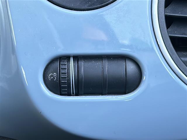 ザ・ビートル デザイン　社外ナビゲーション　フルセグＴＶ／ＢＴ／ＳＤ／ＣＤ／ＤＶＤ／ＡＵＸ／ＦＭ／ＡＭ　革張りステアリング　クルーズコントロール　ＭＴモード付ＡＴ　シガーライター　電動格納ミラー　ウィンカーミラー　フォグ（11枚目）