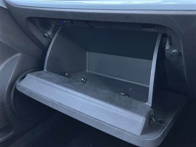 ザ・ビートル デザイン　社外ナビゲーション　フルセグＴＶ／ＢＴ／ＳＤ／ＣＤ／ＤＶＤ／ＡＵＸ／ＦＭ／ＡＭ　革張りステアリング　クルーズコントロール　ＭＴモード付ＡＴ　シガーライター　電動格納ミラー　ウィンカーミラー　フォグ（13枚目）