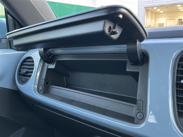 ザ・ビートル デザイン　社外ナビゲーション　フルセグＴＶ／ＢＴ／ＳＤ／ＣＤ／ＤＶＤ／ＡＵＸ／ＦＭ／ＡＭ　革張りステアリング　クルーズコントロール　ＭＴモード付ＡＴ　シガーライター　電動格納ミラー　ウィンカーミラー　フォグ（15枚目）