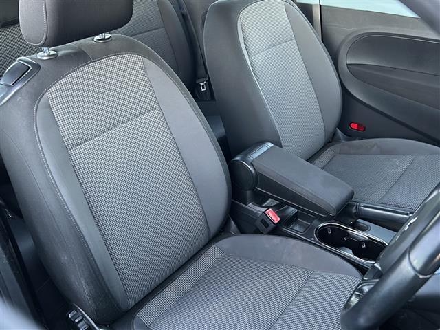 ザ・ビートル デザイン　社外ナビゲーション　フルセグＴＶ／ＢＴ／ＳＤ／ＣＤ／ＤＶＤ／ＡＵＸ／ＦＭ／ＡＭ　革張りステアリング　クルーズコントロール　ＭＴモード付ＡＴ　シガーライター　電動格納ミラー　ウィンカーミラー　フォグ（22枚目）