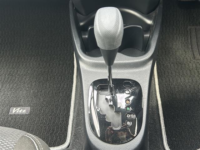 ヴィッツ F セーフティーエディションIII 衝突被害軽減ブレーキ Toyota Safety Sense CLEDヘッドライトバックカメライモビライザーエアバッグABSBluetooth対応メモリナビドライブレコーダーDVD再生機能ETC(12枚目)