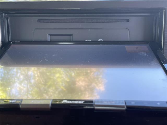 ジムニー ＸＣ　デュアルセンサーブレーキサポート　８型ナビ　フルセグ　ＢＴ　革調シートカバー　シートヒーター　大型ＬＥＤフォグ付バンパーガード　サイドバー　リアラダー　ルーフラック　リフトアップ　オーバーフェンダー（4枚目）