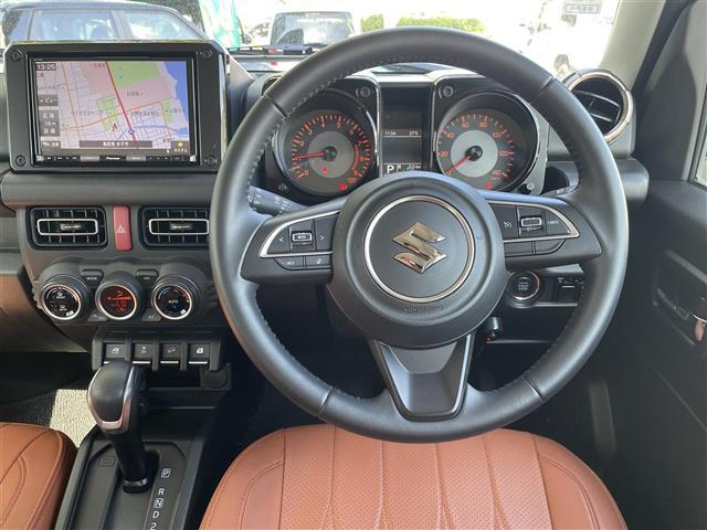ジムニー ＸＣ　デュアルセンサーブレーキサポート　８型ナビ　フルセグ　ＢＴ　革調シートカバー　シートヒーター　大型ＬＥＤフォグ付バンパーガード　サイドバー　リアラダー　ルーフラック　リフトアップ　オーバーフェンダー（20枚目）