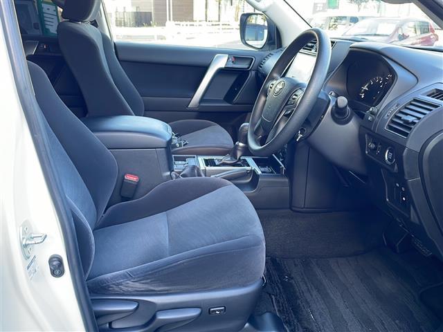 ランドクルーザープラド ＴＸ　４ＷＤ　７人乗　サンルーフ　トヨタセーフティセンス　純正９型ナビ　フルセグ　ＣＤ　ＤＶＤ　Ｂｌｕｅｔｏｏｔｈ　バックカメラ　ルーフレール　ＬＥＤヘッドライト　ＬＥＤフォグ　ビルトインＥＴＣ（26枚目）