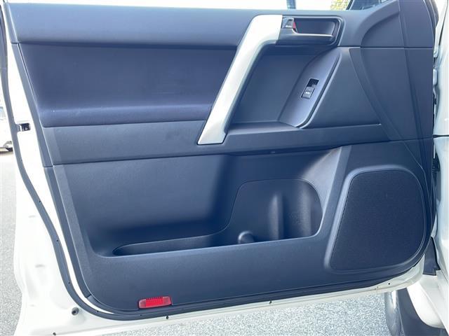ランドクルーザープラド ＴＸ　４ＷＤ　７人乗　サンルーフ　トヨタセーフティセンス　純正９型ナビ　フルセグ　ＣＤ　ＤＶＤ　Ｂｌｕｅｔｏｏｔｈ　バックカメラ　ルーフレール　ＬＥＤヘッドライト　ＬＥＤフォグ　ビルトインＥＴＣ（32枚目）