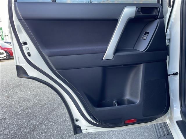ランドクルーザープラド ＴＸ　４ＷＤ　７人乗　サンルーフ　トヨタセーフティセンス　純正９型ナビ　フルセグ　ＣＤ　ＤＶＤ　Ｂｌｕｅｔｏｏｔｈ　バックカメラ　ルーフレール　ＬＥＤヘッドライト　ＬＥＤフォグ　ビルトインＥＴＣ（33枚目）
